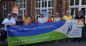 Gruppenbild Bündnis Verkehrswende Köln mit Banner Kölner Fahrrad-Sternfahrt 2023